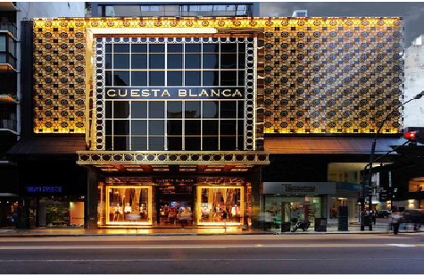 响水门头设计与商业空间的纽带。